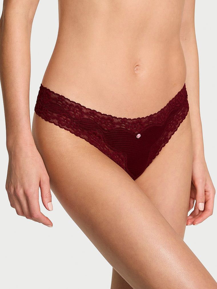 Pruhovaná bavlněná tanga s krajkou na okrajích. Výrobek má červenou barvu a pochází z kolekce Lace Trim.