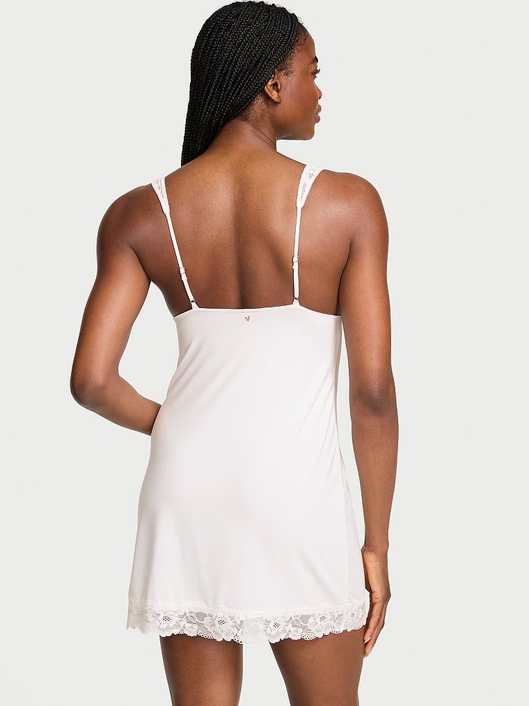 Noční košile vyrobená ze SoSoft modalu. Produkt je bílé barvy a pochází z kolekce Victoria's Secret.