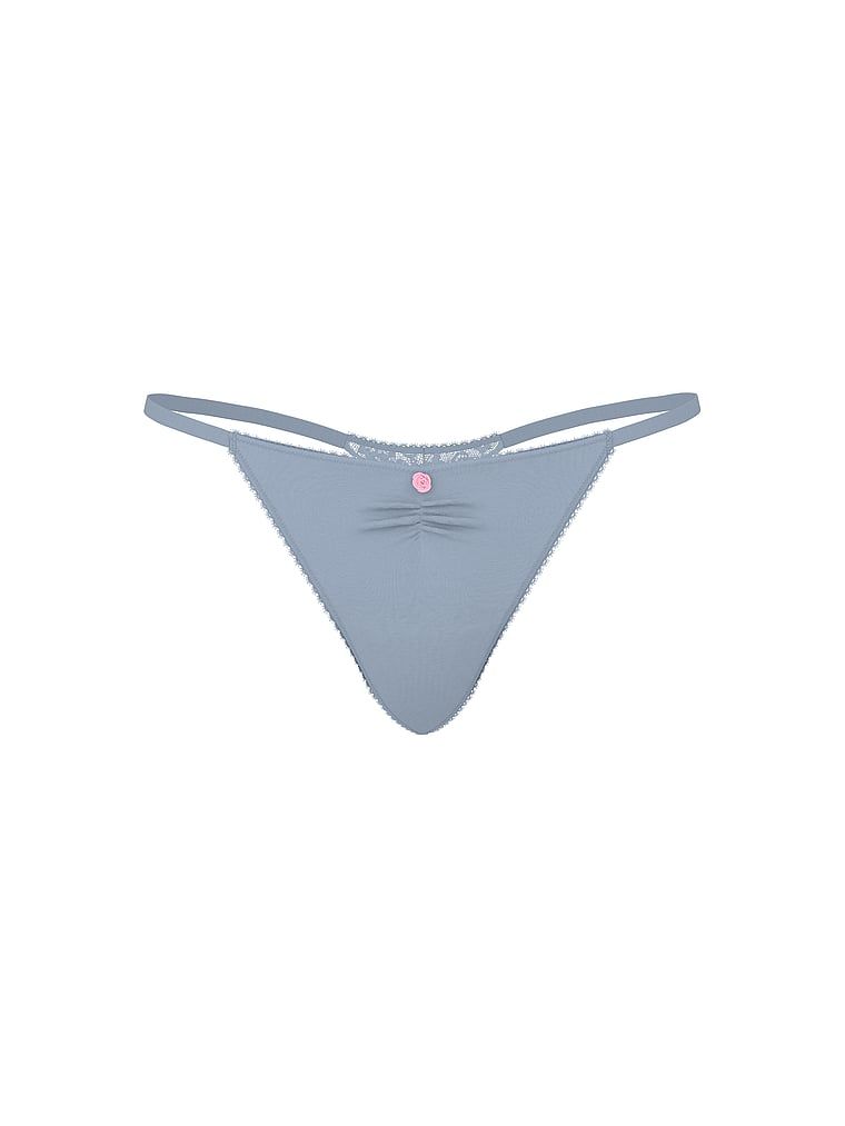 Bavlněné tanga s krajkou vzadu Heart Lace. Produkt je modré barvy a pochází z kolekce Victoria's Secret.