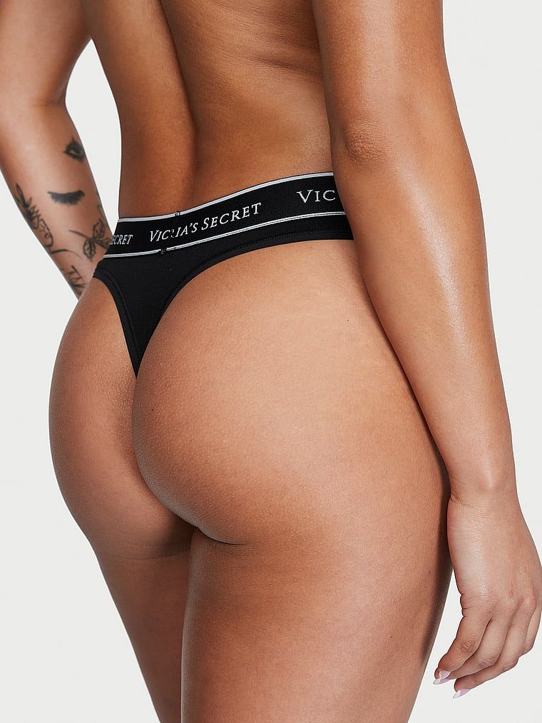 Bavlněná tanga s logem v pase. Výrobek je černý a pochází z kolekce Cotton.