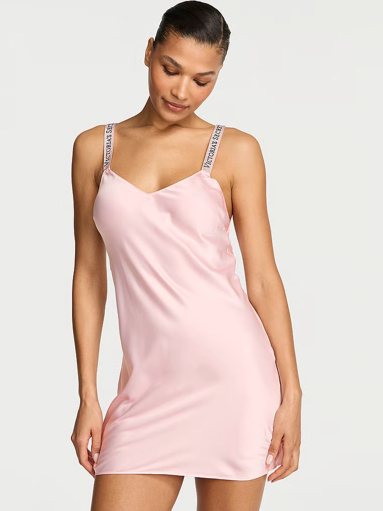 Satěnová noční košile s lesklými ramínky, Scattered Shine Strap Slip. Produkt je růžové barvy a pochází z kolekce Very Sexy.