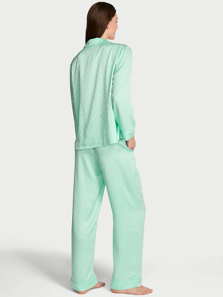 Typické saténové pyžamo s dlouhými rukávy. Produkt je zelené barvy a pochází z kolekce Victoria's Secret.