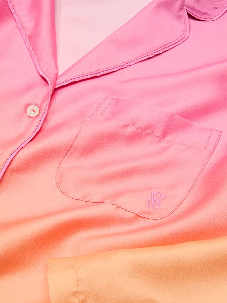 Typické saténové pyžamo s dlouhými rukávy. Produkt je vzorovaný a pochází z kolekce Victoria's Secret.