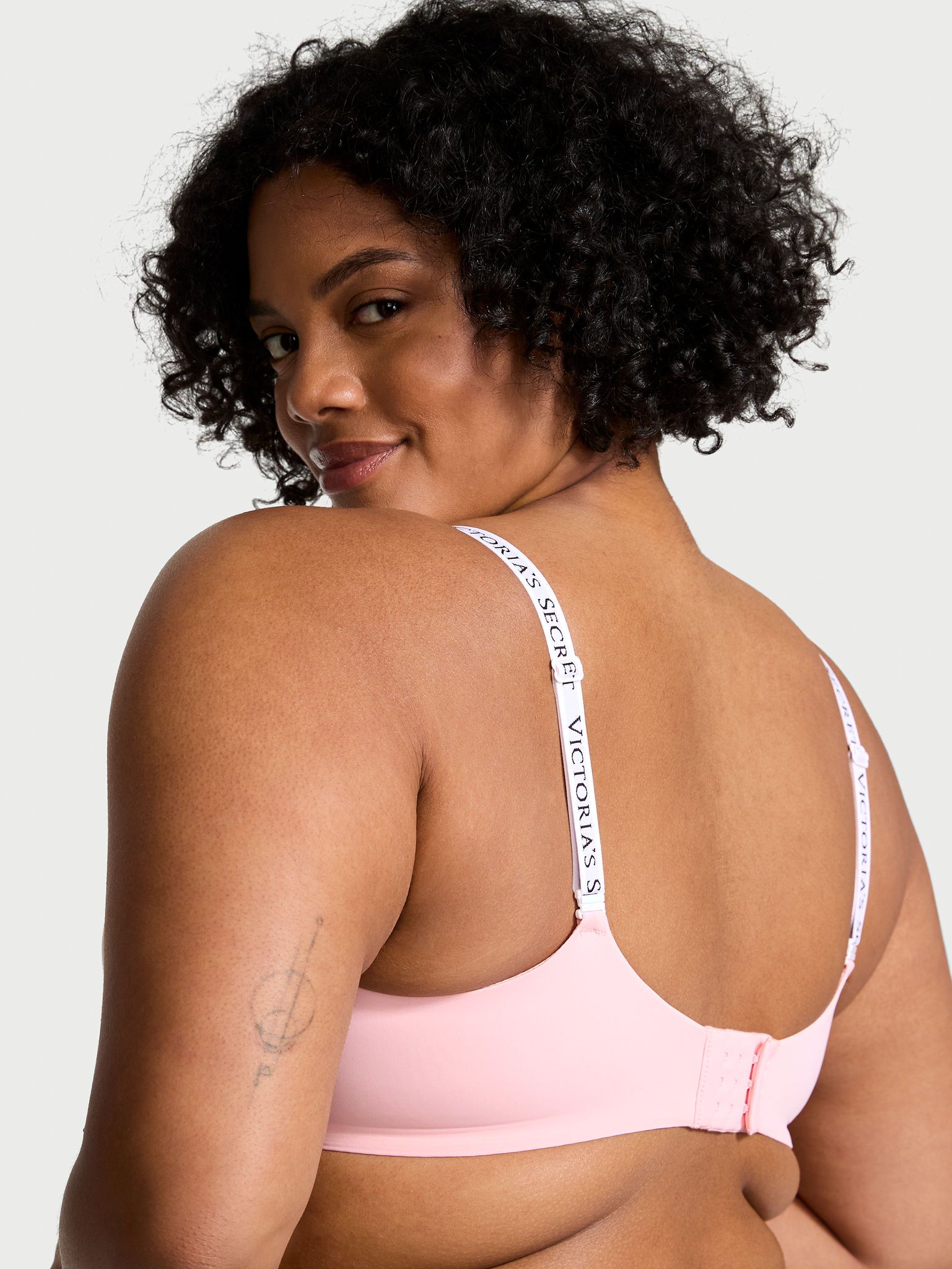 Bezdrátová podprsenka s lehkou podšívkou bez kostic. Produkt je růžový a pochází z kolekce triček.