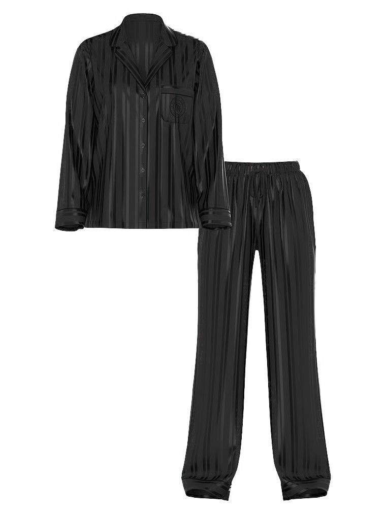 Saténové pyžamo s dlouhými rukávy. Produkt je černý a pochází z kolekce Body by Victoria.