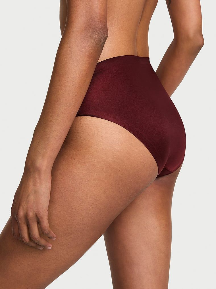 Bikiny kalhotky s neviditelným středním pasem. Produkt je hnědé barvy a pochází z kolekce No-Show.