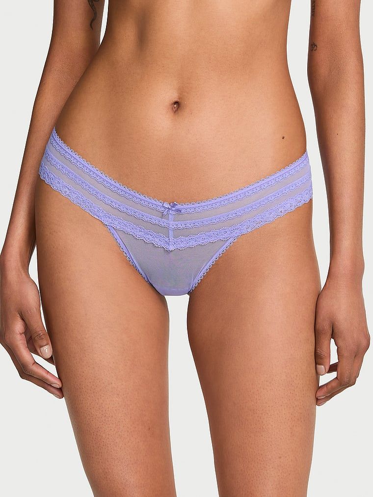 Brazilské kalhotky z krajkového lemu. Produkt je modré barvy a pochází z kolekce Dream Angels.