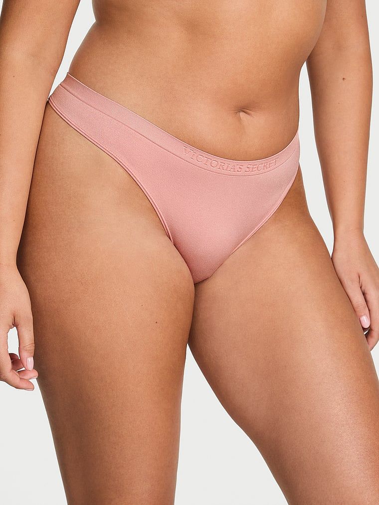 Bezešvá tanga Shine. Produkt má růžovou barvu a pochází z kolekce Bezešvé.