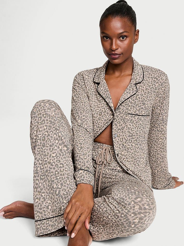 Dlouhé modální pyžamo. Produkt je vzorovaný a pochází z kolekce Victoria's Secret.