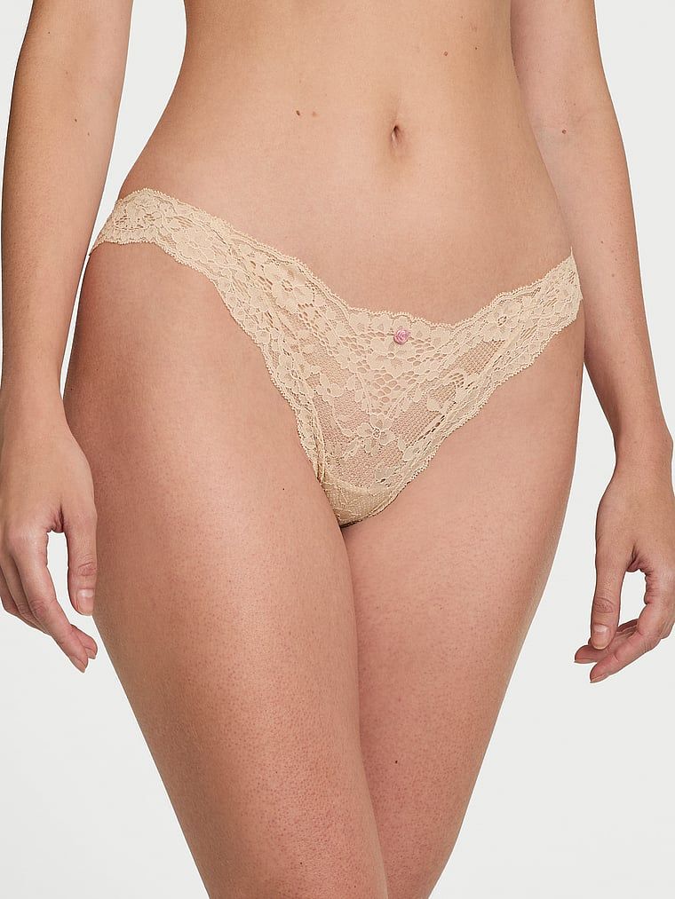 Krajkové kalhotky Krajkové bikiny. Produkt je béžový a pochází z kolekce Dream Angels.