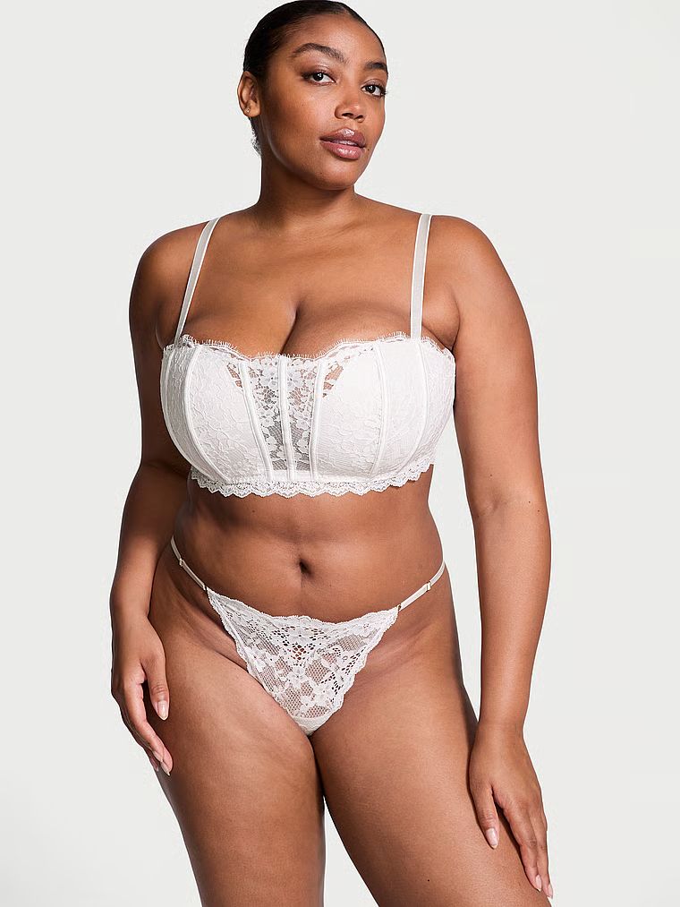 Krajková tanga s nastavitelnými řemínky Lace V-String. Výrobek je bílý a pochází z kolekce Dream Angels.