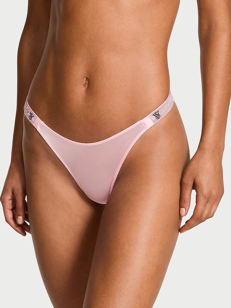 Tanga s lesklými popruhy Shine Strap. Produkt má růžovou barvu a pochází z kolekce Very Sexy.