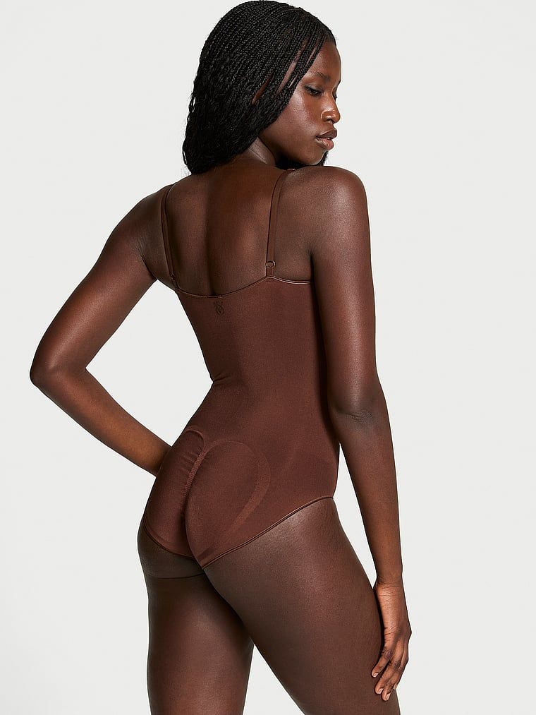 Tvarovací prádlo od Victoria tvarující kombinézu. Výrobek je hnědý a pochází z kolekce Victoria's Secret.