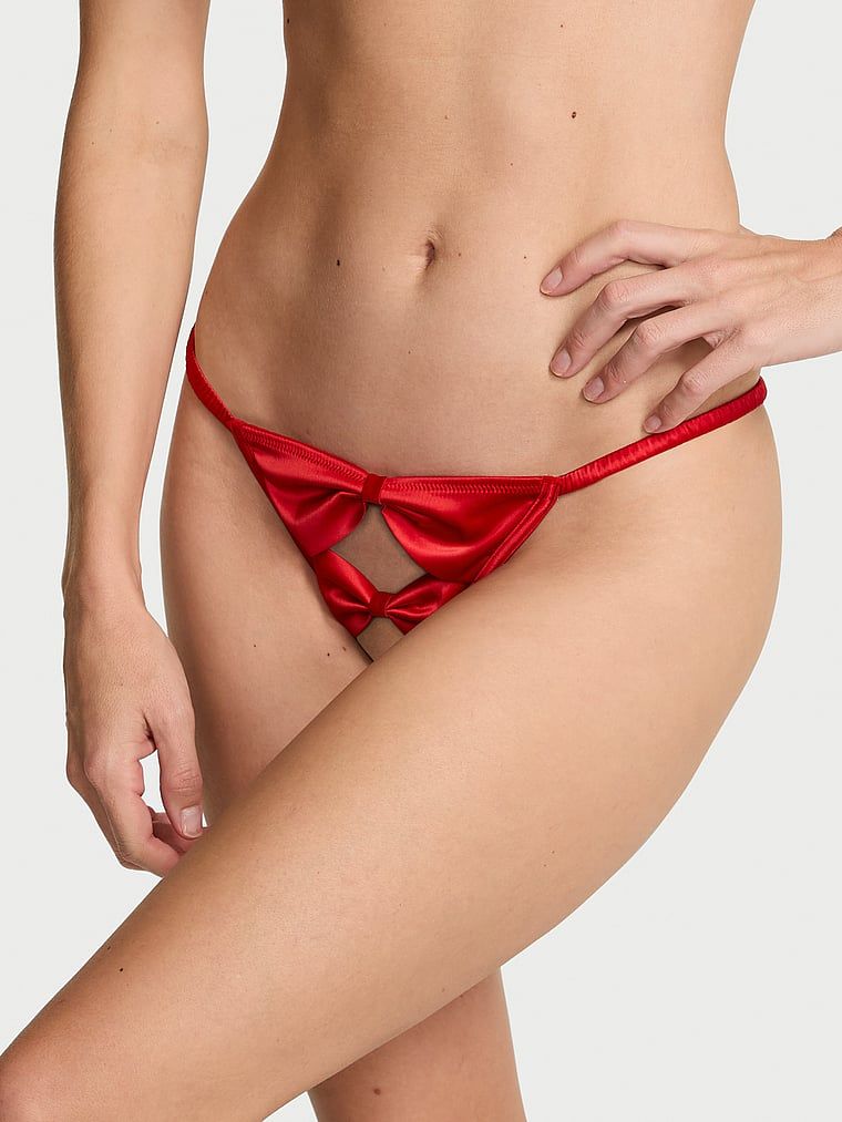 Satin Bow tanga bez rozkroku. Výrobek je červené barvy a pochází z kolekce Dream Angels.