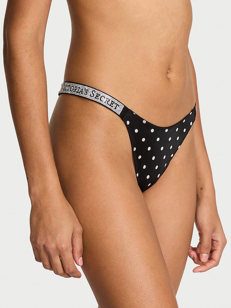 Tanga s lesklými popruhy Shine Strap. Produkt je vzorovaný a pochází z kolekce Very Sexy.