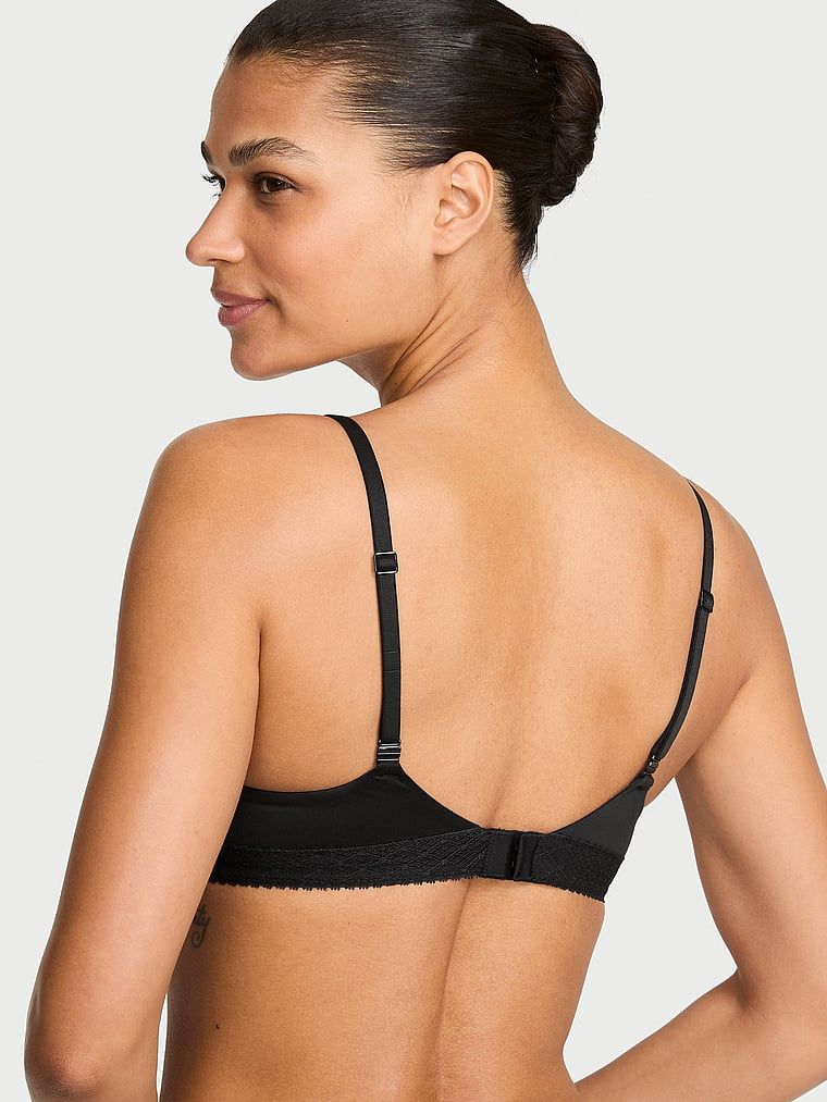 Mírně vycpaná podprsenka s vložkami z demikrajky. Produkt je černý a pochází z kolekce Body by Victoria.