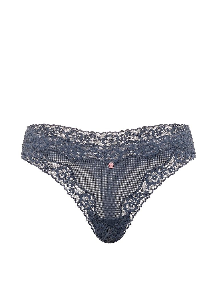 Pruhované bavlněné tanga s krajkou na okrajích. Produkt je modré barvy a pochází z kolekce Lace Trim.