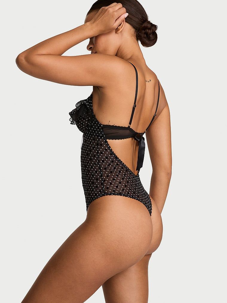 Tese Dot Ruffle puntíkovaný overal. Produkt má vzorovanou barvu a pochází z kolekce Victoria's Secret.