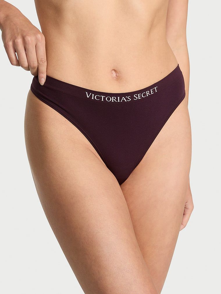 Bezešvá tanga. Produkt má fialovou barvu a pochází z kolekce Bezešvé.
