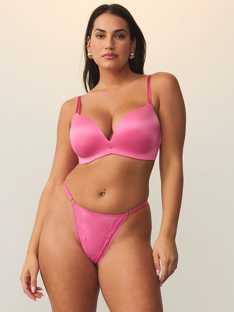 Krajkové tanga s nastavitelnými V-stringy s krajkovým lemem. Produkt je růžové barvy a pochází z kolekce Very Sexy.