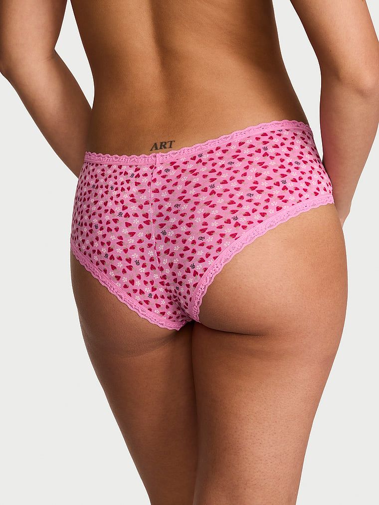Bavlněné kalhotky s krajkou na okrajích Lace-Waist Cheeky. Produkt je vzorovaný a pochází z kolekce Lace Trim.
