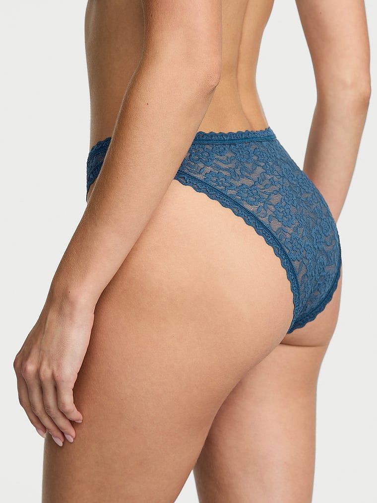Krajkové kalhotky z krajky z 90. let. Produkt je modré barvy a pochází z kolekce Lacie.