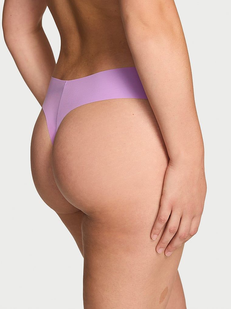 Tanga bez švu bez viditelnosti. Produkt je fialové barvy a pochází z kolekce No-Show.