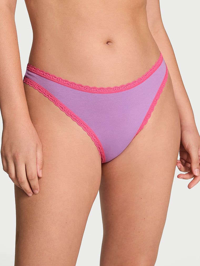 Bavlněné tanga s krajkou na okrajích Lace-Waist. Produkt je fialové barvy a pochází z kolekce Lace Trim.
