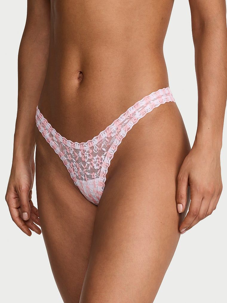 Ultra-Mini Scoop krajkové tanga. Produkt je vzorovaný a pochází z kolekce Lacie.