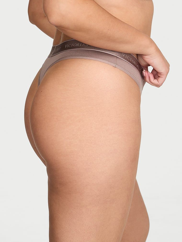 Bavlněné tanga s logem v pase. Produkt je hnědé barvy a pochází z kolekce Cotton.