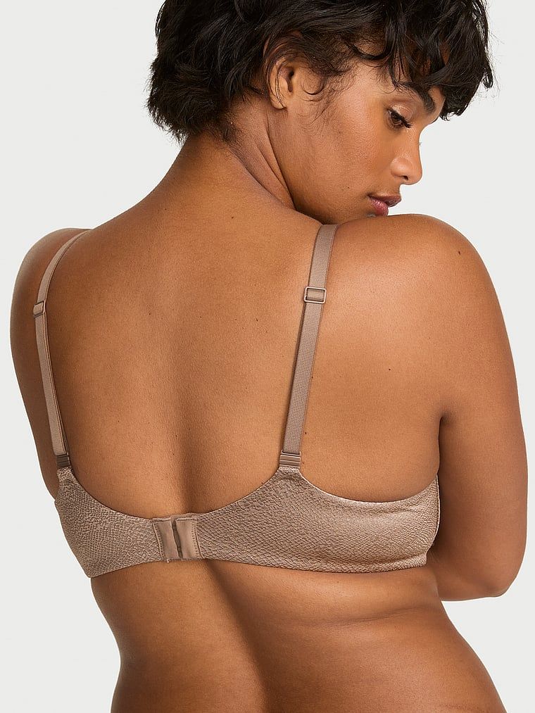 Mírně vycpaná Demi podprsenka. Produkt je hnědé barvy a pochází z kolekce Body by Victoria.