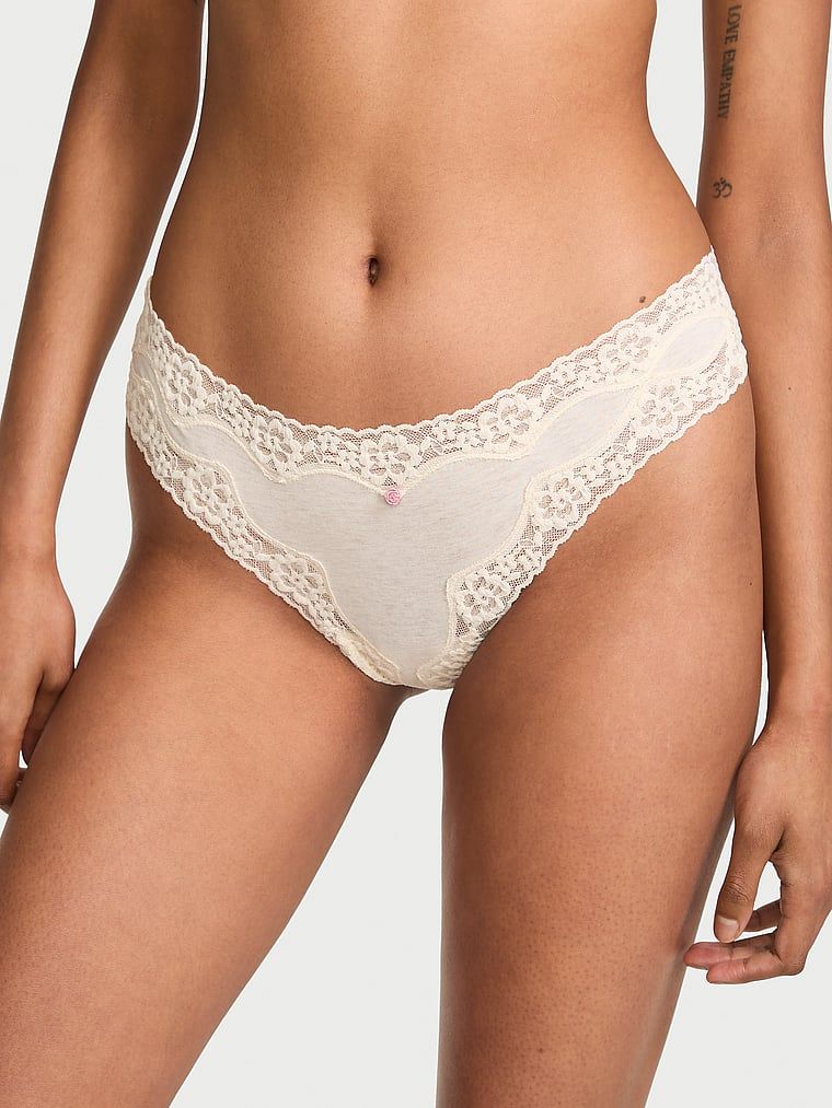 Bavlněná tanga s krajkou a lemem s krajkou. Produkt je béžový a pochází z kolekce Lace Trim.