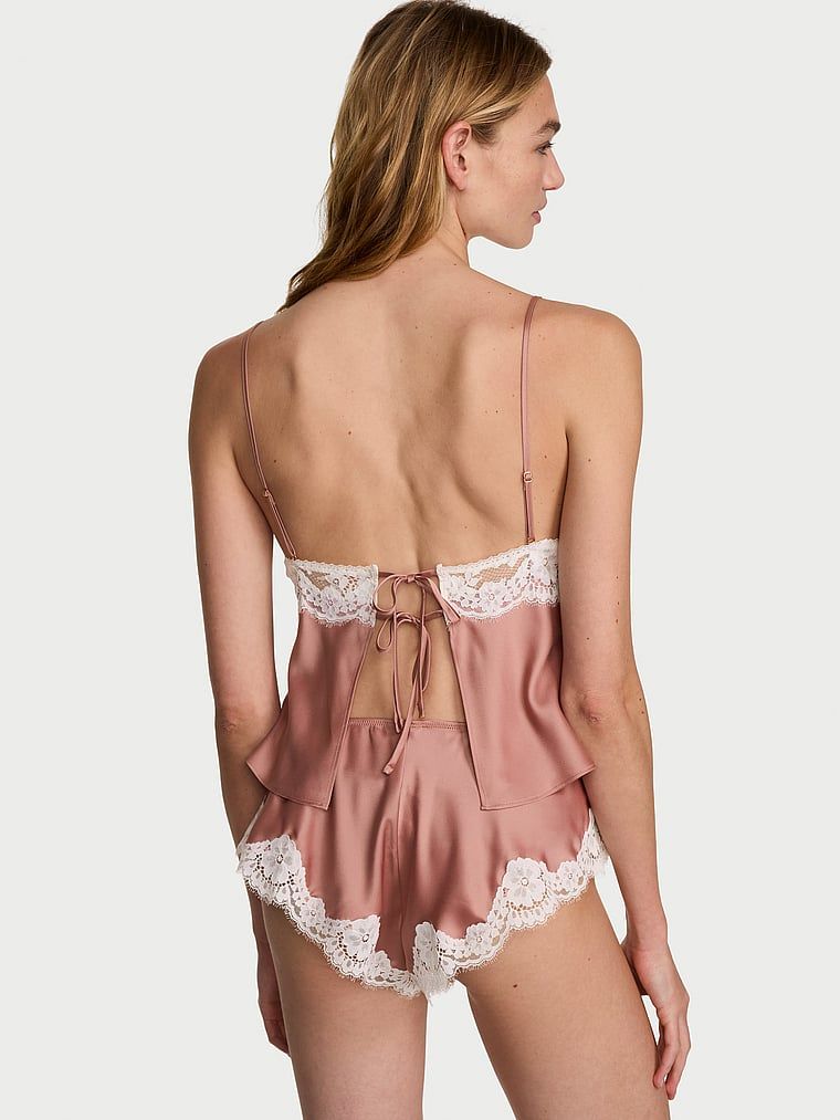 Satenová spací sada s krajkovým lemováním. Produkt je růžové barvy a pochází z kolekce Dream Angels.