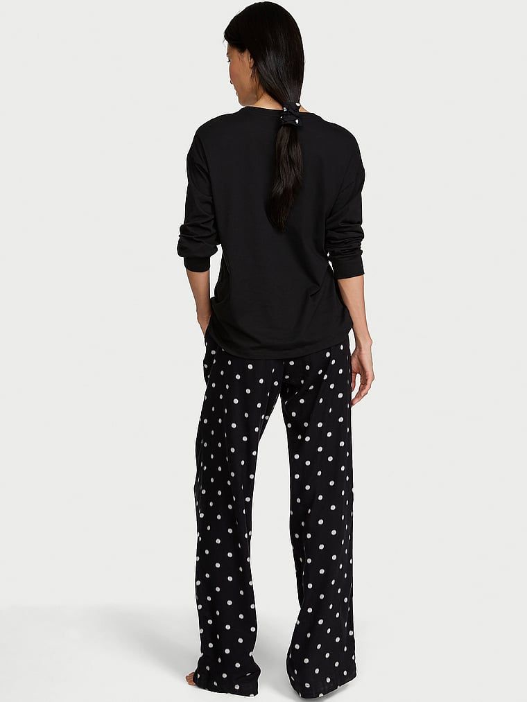 Dlouhé flanelové pyžama Tee-Jama. Produkt je černý a pochází z kolekce Victoria's Secret.