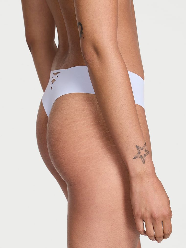 Bezešvá tanga s ramínky na zadní straně No-Show Strappy. Produkt má fialovou barvu a pochází z kolekce No-Show.
