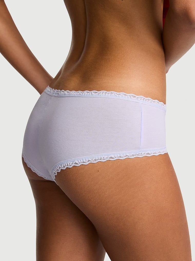 Bavlněné kalhotky s krajkou na okrajích Lace-Waist Cheeky. Produkt je modré barvy a pochází z kolekce Lace Trim.
