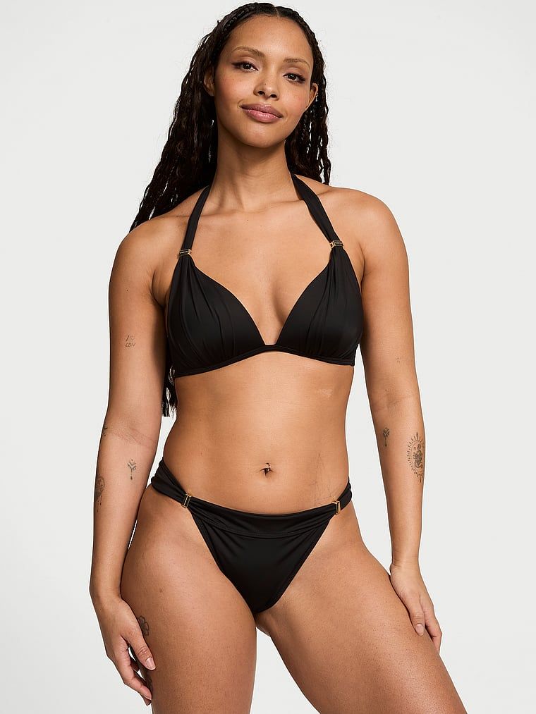 Základní spodní díl bikin Harlow. Produkt je černý a pochází z kolekce Victoria's Secret Swim.