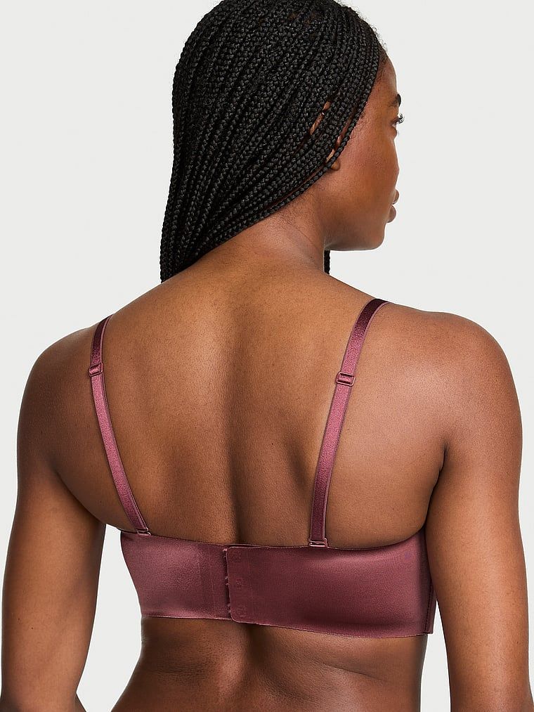 Bandeau podprsenka bez ramínek a s kosticí s klikami. Produkt je růžové barvy a pochází z kolekce Invisible by Victoria's Secret.