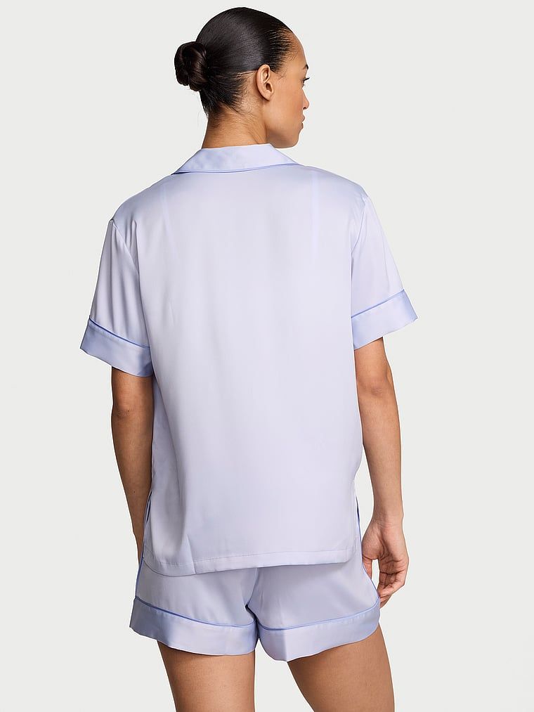 Satěnové pyžamo s podpisovými kraťasy. Produkt je fialové barvy a pochází z kolekce Victoria's Secret.