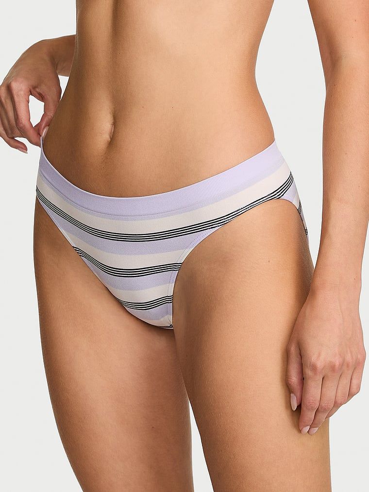 Bikiny kalhotky s bezšvovými pruhy. Produkt je vzorovaný a pochází z kolekce Seamless.