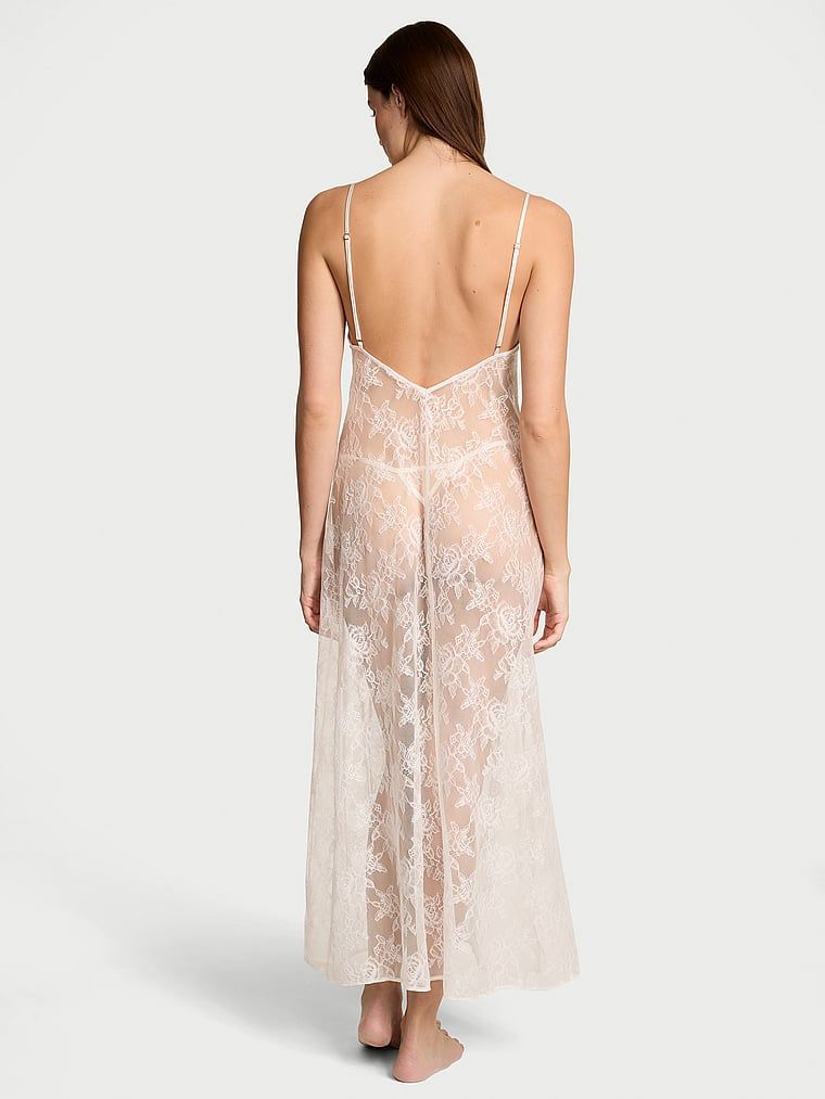 Maxi krajková noční košile Rose Lace Slip. Produkt je bílý a pochází z kolekce Victoria's Secret.