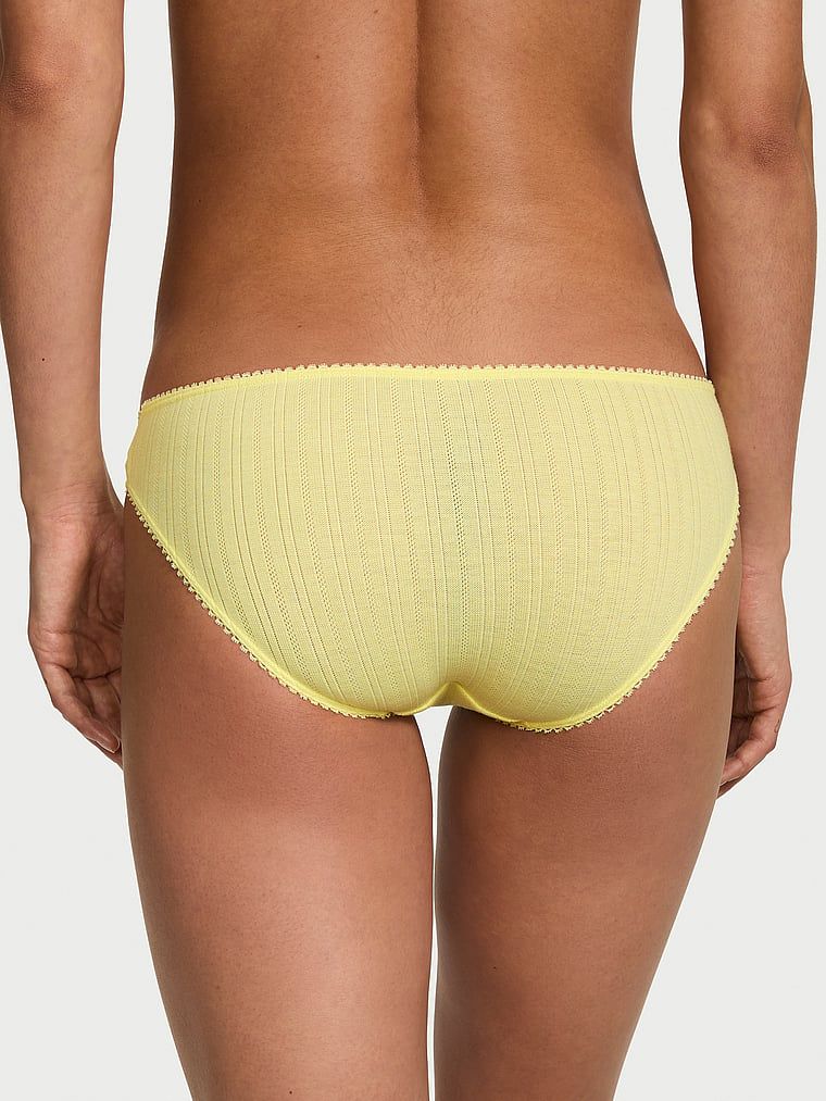 Krajkové Pointelle kalhotky v bikinách. Produkt je žluté barvy a pochází z kolekce Victoria's Secret.