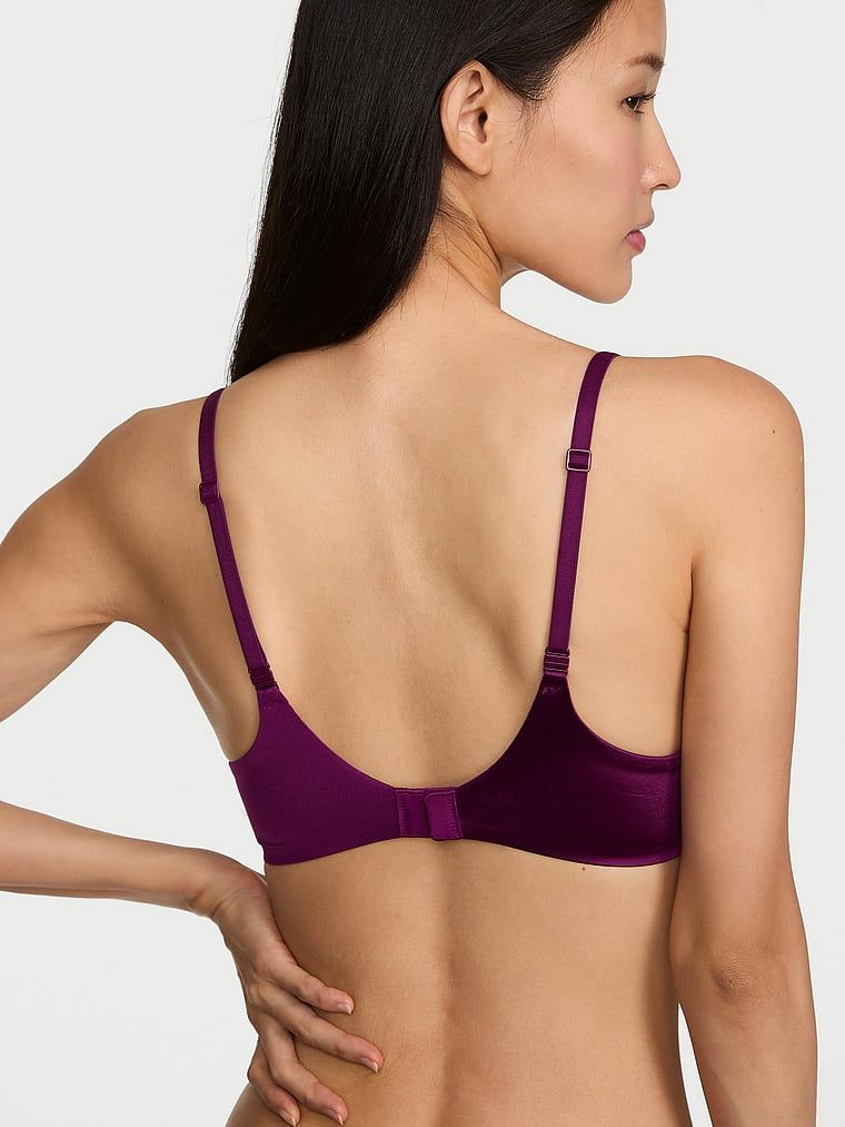Podprsenka je mírně vycpaná balconetou FlexFactor. Produkt je fialové barvy a pochází z kolekce Body by Victoria.