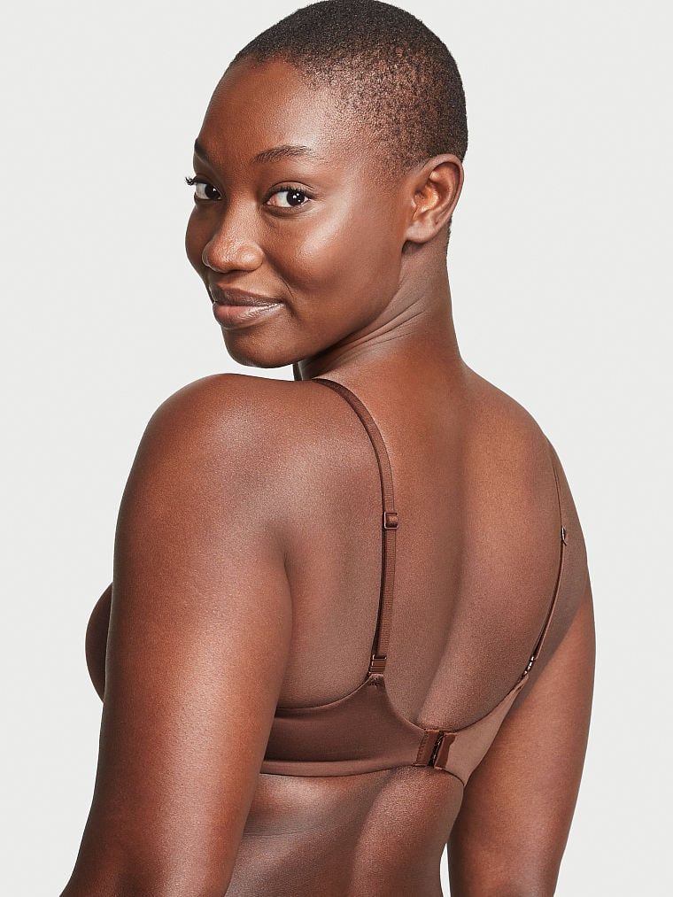 Mírně vyztužená podprsenka se silně vsazenými košíčky s lehkou podšívkou a plným krytím. Produkt je hnědý a pochází z kolekce Body by Victoria.