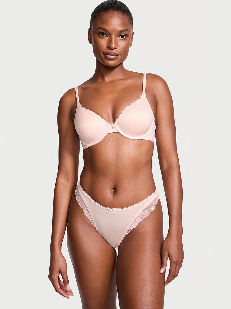 Mírně vyztužená podprsenka se silně vsazenými košíčky Infinity Edge. Produkt je růžový a pochází z kolekce Body by Victoria.