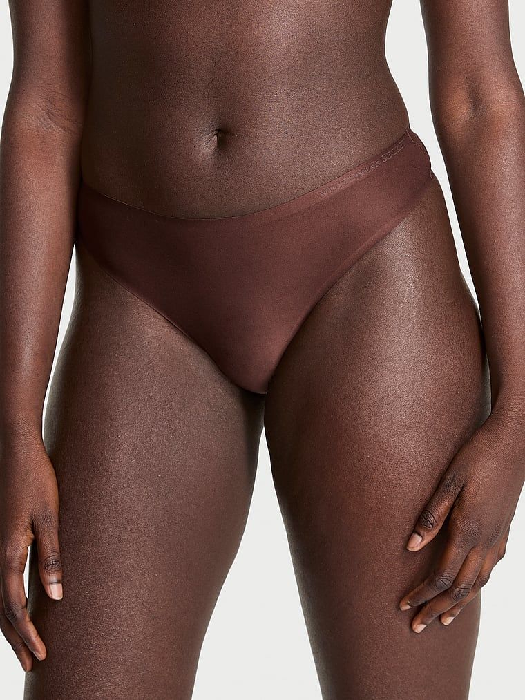 Flexibilní tanga z mikrovlákna. Produkt je hnědý a pochází z kolekce Body by Victoria.