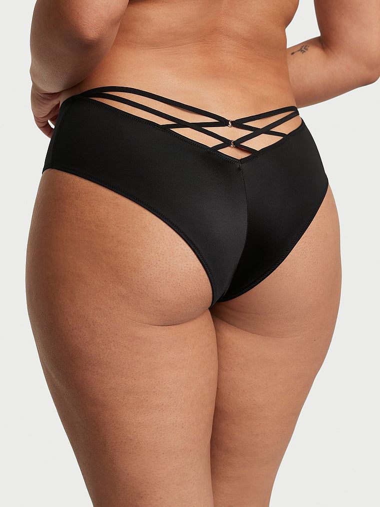 Kalhotky s ramínky vzadu a vysoko střiženými nohavicemi Strappy-Back Cheeky. Produkt je černý a pochází z kolekce Very Sexy.