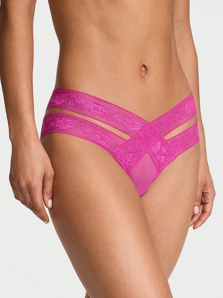 Kalhotky s výřezem a krajkou Strappy Cut-Out. Produkt je růžové barvy a pochází z kolekce Very Sexy.