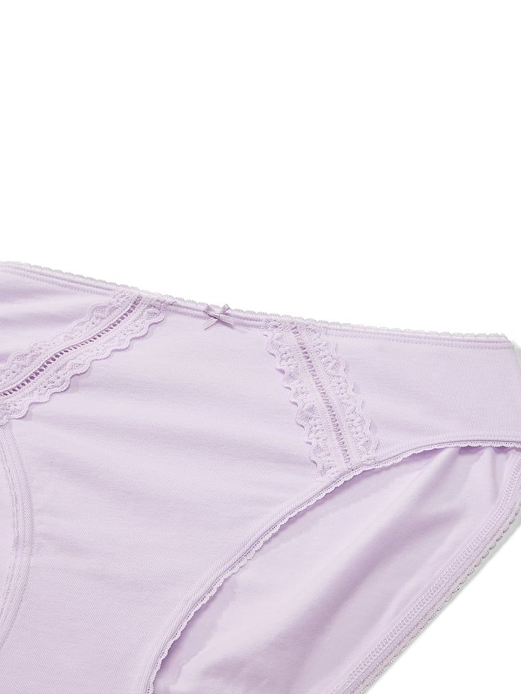 Bavlněné kalhotky s vložkami na krajku. Produkt je fialové barvy a pochází z kolekce Victoria's Secret.