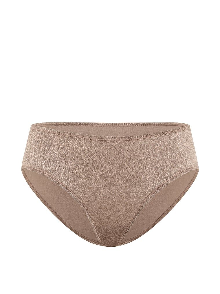 Bikiny kalhotky s neviditelným středním pasem. Produkt je hnědé barvy a pochází z kolekce No-Show.